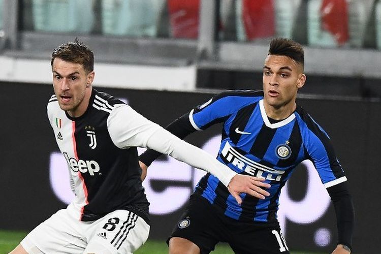 Gelandang Welsh Juventus Aaron Ramsey bersaing dengan pemain depan Inter Milan Argentina Lautaro Martinez selama pertandingan sepak bola Serie A Italia Juventus vs Inter Milan, di stadion Juventus di Turin pada 8 Maret 2020.