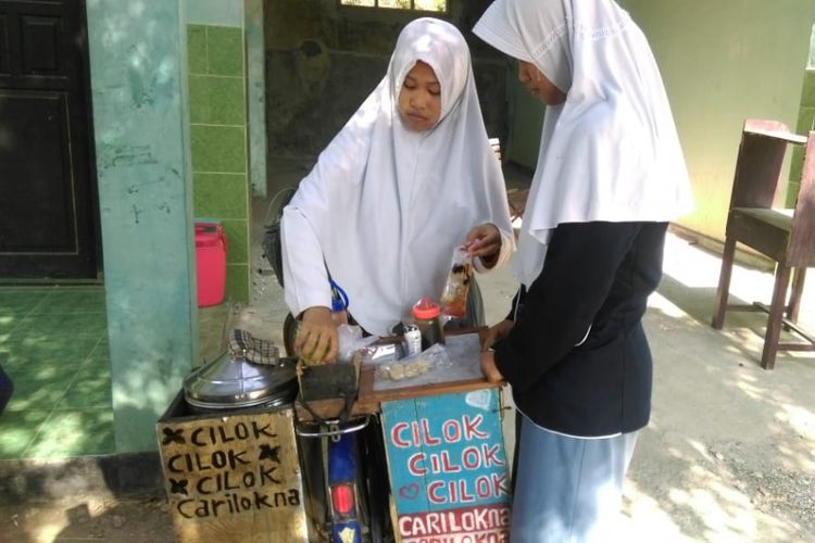 Nampak Ida sementara melayani teman-temannya yang membeli cilok buatanya.