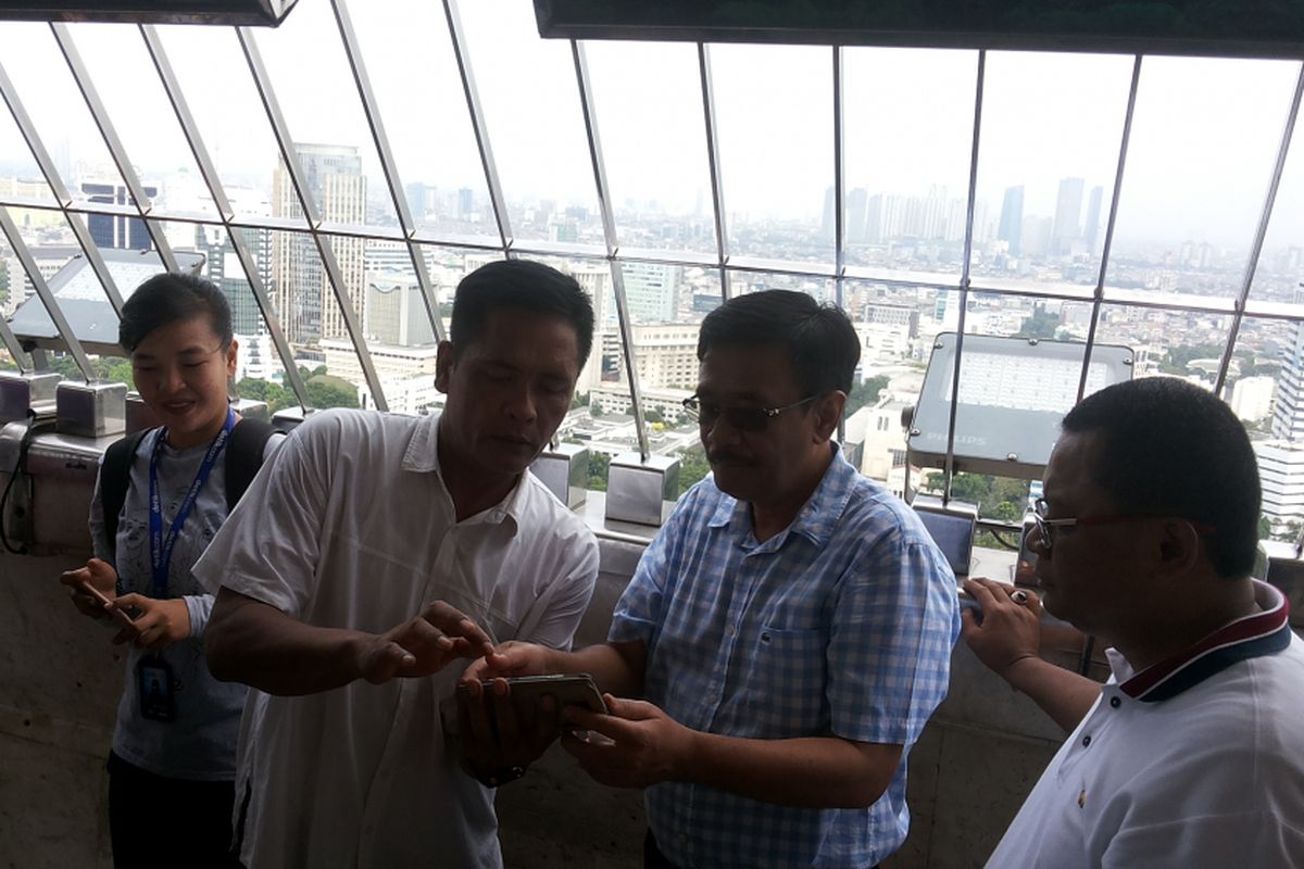 Gubernur DKI Jakarta Djarot Saiful Hidayat saat mengunjungi Tugu Monumen Nasional, Jakarta Pusat pada Jumat (30/6/2016) pagi. Kedatangannya ke tempat tersebut untuk mengecek fasilitas yang ada sekaligus menyapa warga yang tengah berlibur.