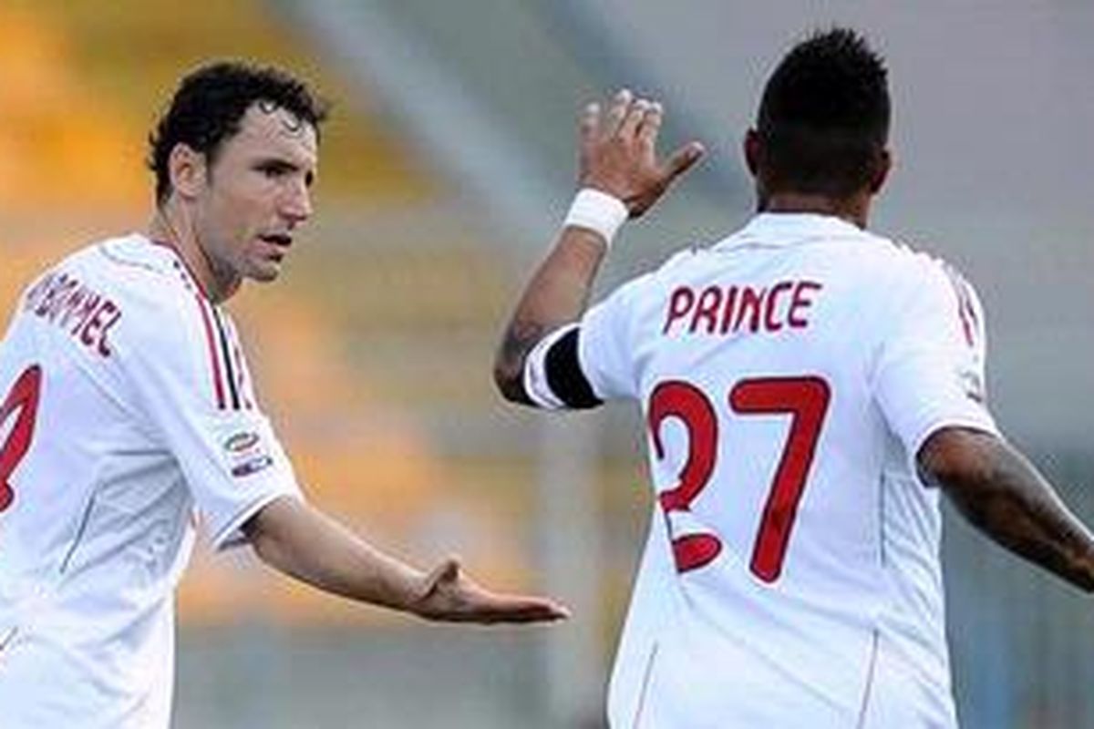 Gelandang AC Milan, Kevin-Prince Boateng (kanan).