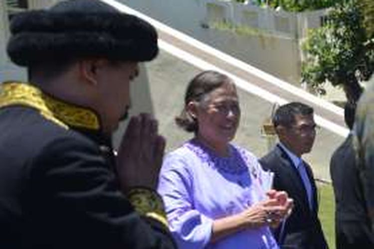 Putri Raja Thailand, Maha Chakri Sirindhorn, saat berada di Kesultanan Ternate, Maluku Utara, Rabu (9/3/2016). Berbekal satu teleskop, sang putri menyaksikan fenomena alam langka tersebut didampingi perangkat adat Kesultanan Ternate. 