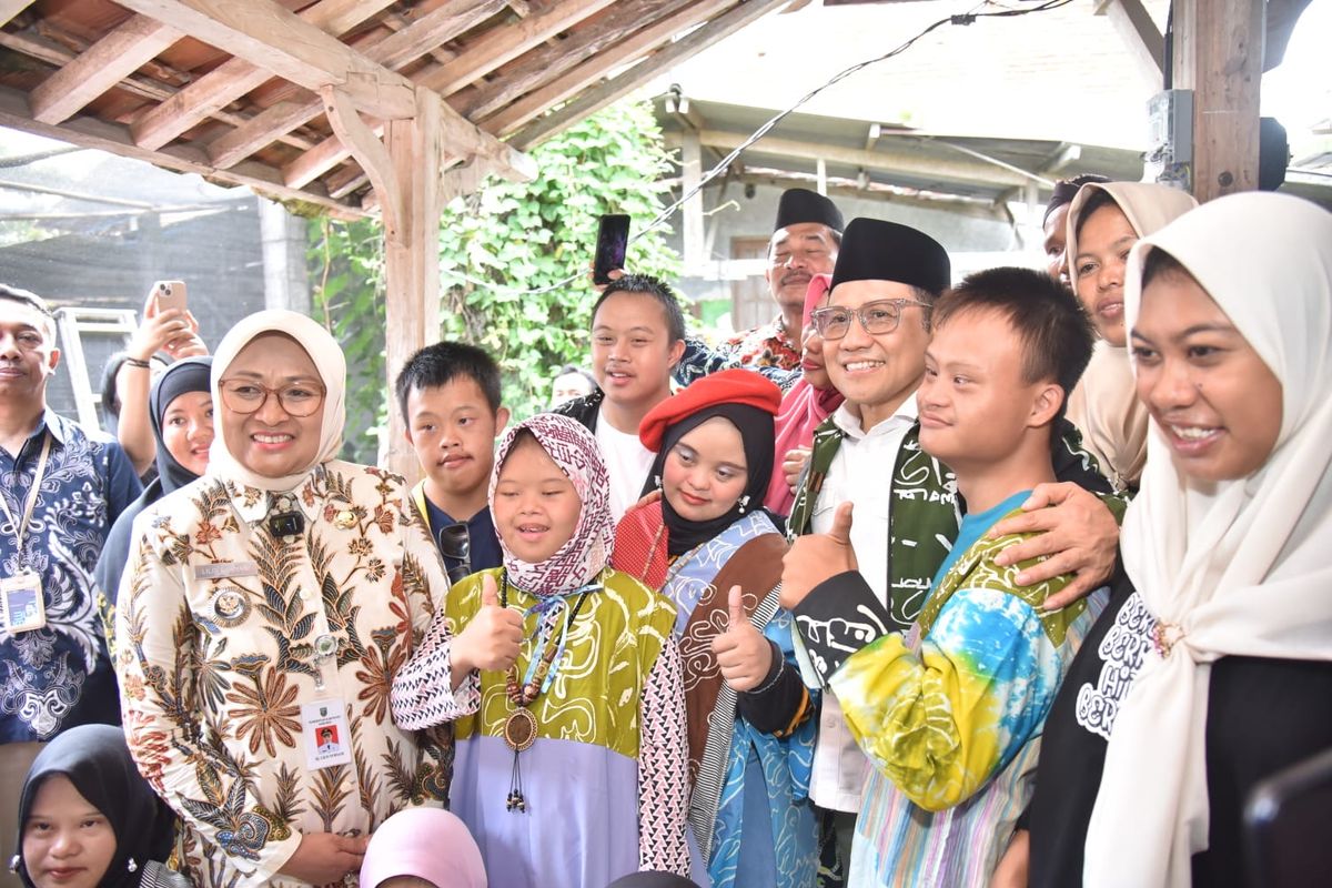 Menteri Koordinator Pemberdayaan Masyarakat (Menko PM) Abdul Muhaimin Iskandar didampingi Bupati Kebumen Lilis Nuryani dalam kunjungan kerjanya ke Kebumen, Jumat (7/11/2025).