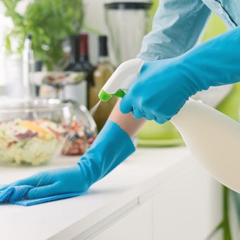 Ilustrasi membersihkan dapur menggunakan sampo