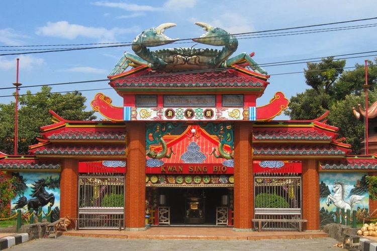 Kelenteng Kwan Sing Bio Tuban yang menjadi tempat ibadah Tri Dharma, yaitu untuk penganut Taoisme, Konghucu, dan Buddha.
