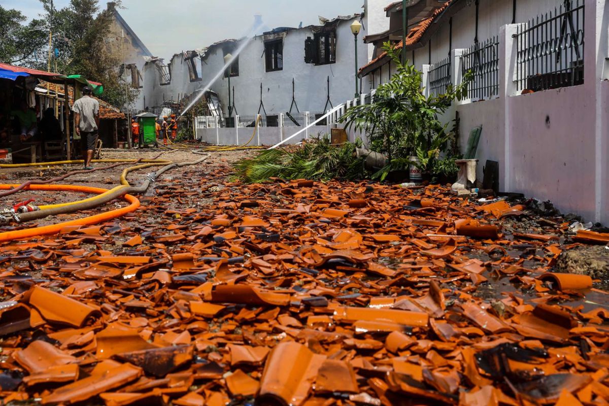 Petugas pemadam kebakaran memadamkan sisa api di Gedung Museum Bahari, Jalan Pasar Ikan, Penjaringan, Jakarta Utara, Selasa (16/1/2018). Kebakaran yang terjadi di Museum Bahari mengakibatkan koleksi miniatur model dan alat-alat navigasi bersejarah hangus terbakar dan sebanyak 16 unit mobil pemadam kebakaran yang berasal dari Damkar Jakarta Utara dan Jakarta Barat tiba untuk memadamkan api.