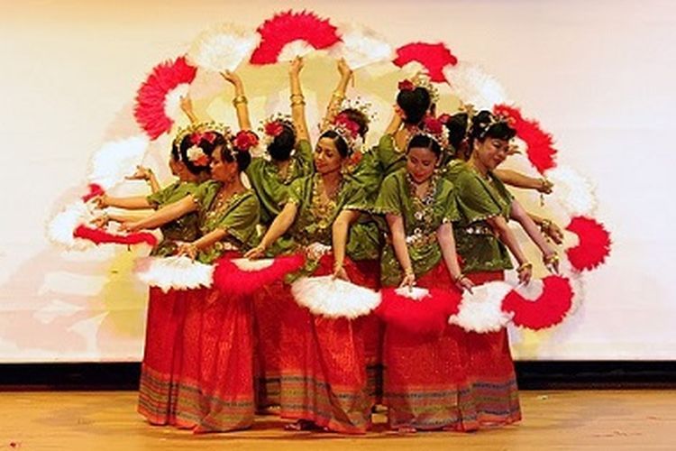 Tari Kipas Pakarena dari Sulawesi Selatan.