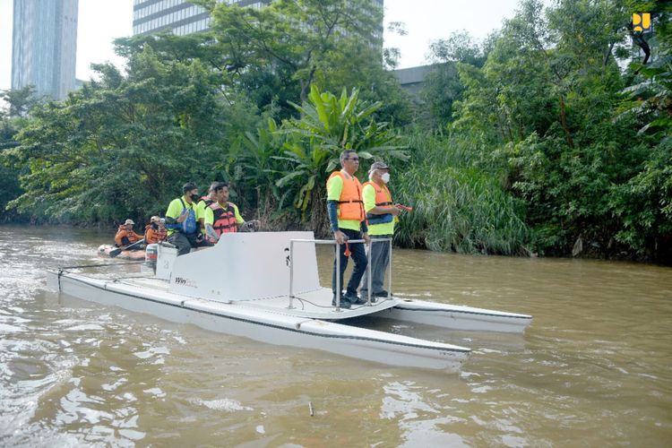 Menteri PUPR Basuki Hadimuljono Pejabat (Pj) Gubernur DKI Jakarta Heru Budi Hartono pada Festival Dayung Ciliwung yang digelar oleh Persatuan Olahraga Dayung Seluruh Indonesia (PODSI) bersamaan dengan acara rutin Car Free Day di sekitar Dukuh Atas, Sudirman, pada Minggu (04/12/2022).