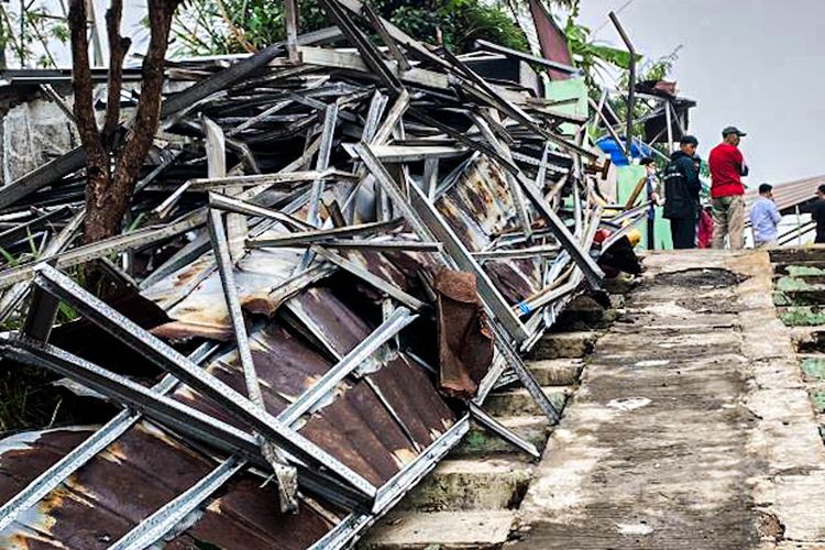 Hujan Angin di Padalarang Bandung Barat, Hancurkan 68 Rumah, 2 Masjid, hingga Bangunan Kopdes Merah Putih