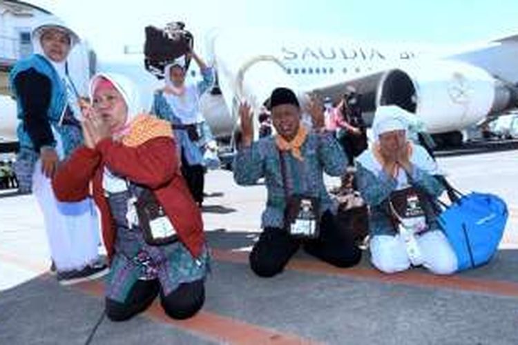 Jemaah haji berdoa dan melakukan sujud syukur saat tiba di Bandar Udara Juanda, Surabaya, di Sidoarjo, Jawa Timur, Minggu (18/9). Sebanyak 446 jemaah haji Kloter 1 Debarkasi Surabaya asal Sumenep kembali ke Tanah Air setelah menunaikan rukun Islam yang kelima. KOMPAS/Bahana Patria Gupta