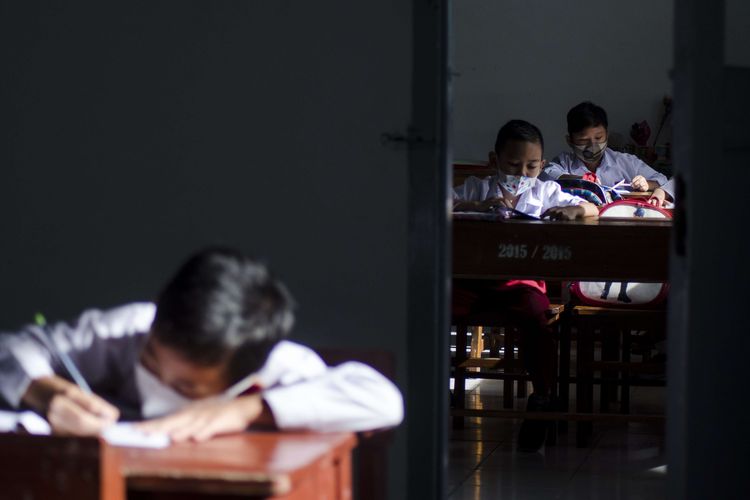 Sejumlah murid mengikuti pelaksanaan pembelajaran tatap muka (PTM) 100 persen di SDN 065 Cihampelas, Bandung, Jawa Barat, Senin (10/1/2022). Pemerintah Kota Bandung mulai melaksanakan PTM 100 persen murid bagi 330 sekolah dari berbagai jenjang pendidikan yang terverifikasi siap dengan protokol kesahatan yang ketat.