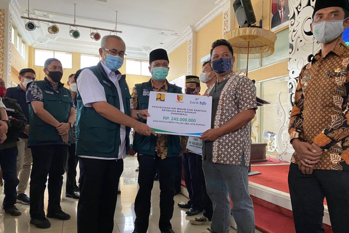 Penyerahan program Bantuan Stimulan Perumahan Swadaya (BSPS) di Kabupaten Bandung, Provinsi Jawa Barat.