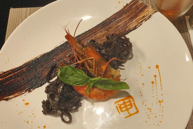 Salah satu menu pasta Korean Fusion di Restoran Shin The Korean Grill yaitu Black Bean Tagliatelle, Kamis (12/12/2019). Berupa fettucini dengan saus pasta kacang hitam Korea dipadu dengan udang bakar.