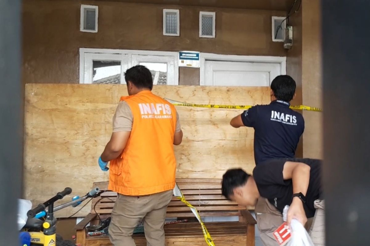 Tim Inafis Polres Karawang usai melakukan olah TKP kasus penganiayaan berujung maut di Desa Lemahmulya, Majalaya, Karawang, Jawa Barat, Kamis (12/6/2025).