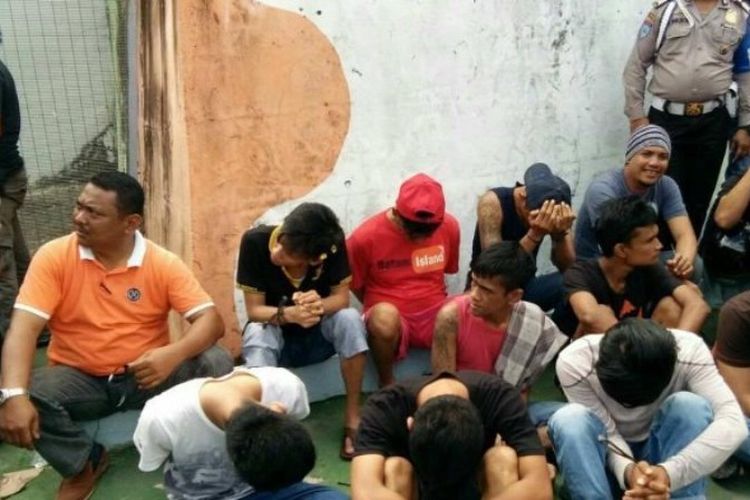 Sejumlah tahanan yang dipindahkan dari Rutan Sialang Bungkuk ke sejumlah lapas di Riau. Pemindahaan dilakukan sejak Sabtu (15/7/2017) sampai Minggu (16/7/2017) siang. 