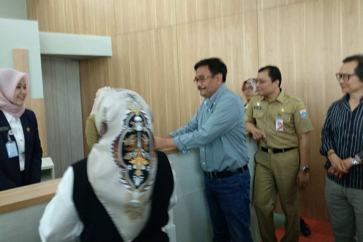 Gubernur DKI Jakarta Djarot Saiful Hidayat mengecek kesiapan Mal Pelayanan Publik di Kuningan, Jakarta Selatan, Minggu (8/10/2017).