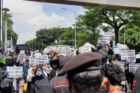 Mengaku Pengacara, Ibu-ibu Simpatisan Rizieq Luapkan Emosi ke Polisi karena Tak Bisa Masuk ke Ruang Sidang