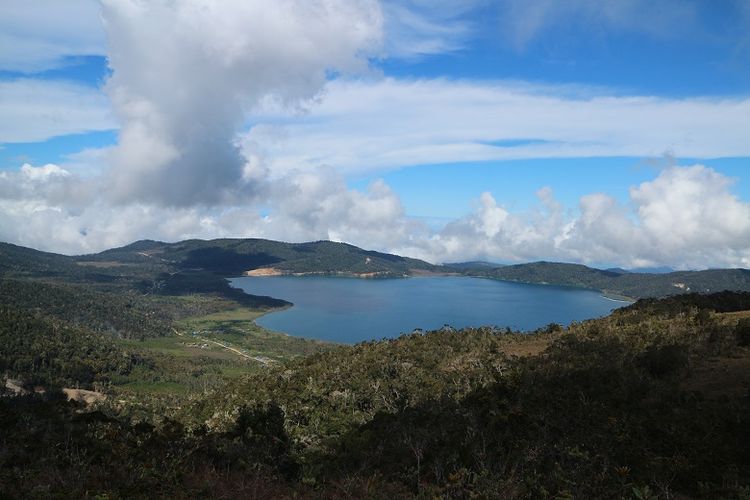 Pemandangan Danau Anggi Gida dilihat dari sekitar Puncak Bukit Kobrey, Distrik Sururey, Kabupaten Pegunungan Arfak, Papua Barat, Senin (20/8/2018). Danau Anggi Gida berlokasi di Distrik Anggi Gida.