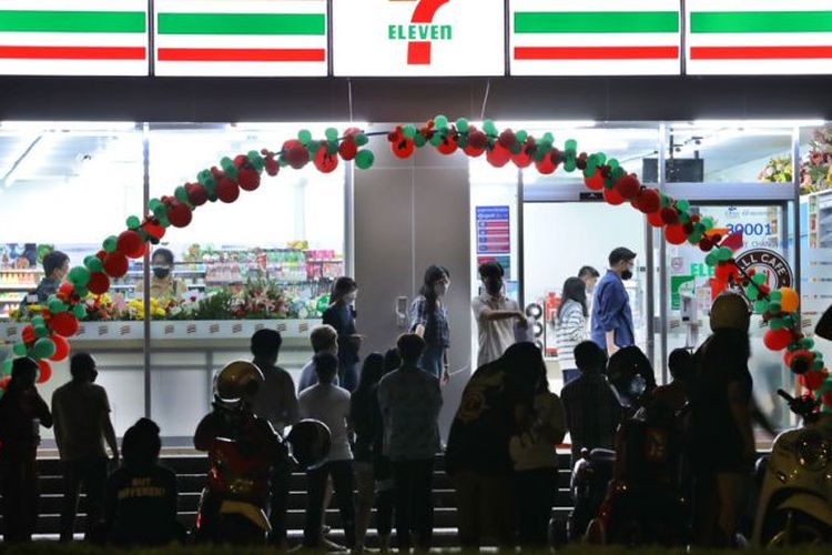 Ritel waralaba 7-Eleven akhirnya resmi membuka outlet pertama mereka di ibukota Kamboja, Phnom Penh pada Senin (30/8/2021). 