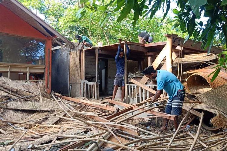 Inilah warga Dusun Ebunut, Desa Kuta, Kecamatan Pujut, Lombok Tengah yang harus angkat kaki dari kampung sendiri, mereka terusir karen lahan mereka telah diklaim oleh ITDC untuk proyek pembangunan Sirkuit MotoGP Mandalika. Kampung mereka berada di tengah tengah lintasan 17 Sirkuit.