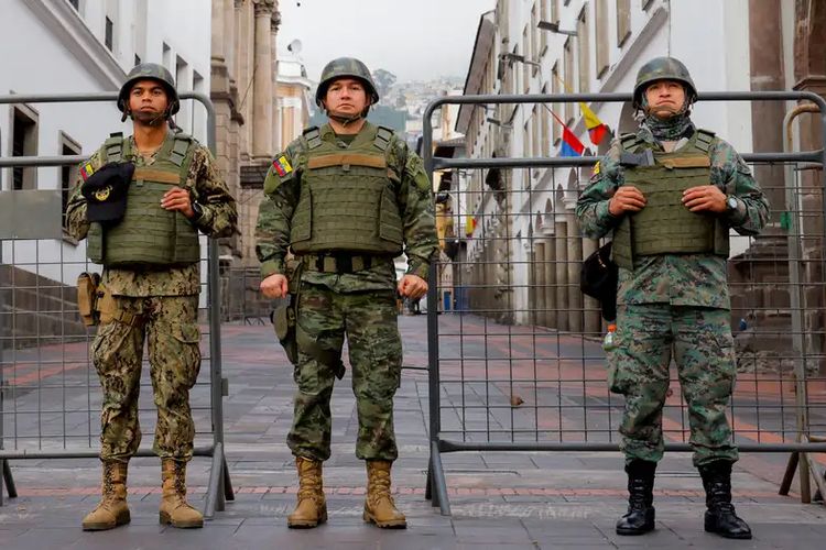 Para tentara sedang berjaga di luar istana kepresidenan Ekuador di Quito, imbas dari gelombang aksi kekerasan di seluruh negeri.