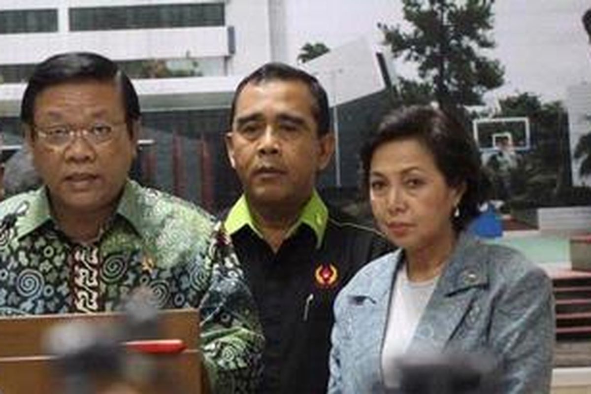 Pejabat sementara (PJS) Menteri Negara Pemuda dan Olah Raga, Agung Laksono, Ketua Umum KONI Pusat, Tono Suratman, dan Ketua Umum KOI, Rita Subowo (dari kiri ke kanan), memberikan keterangan seusai pertemuan terkait permasalahan sepak bola nasional di Gedung Menegpora, Jakarta, Selasa (11/12/2012). Pemerintah membentuk satuan tugas yang terdiri dari lima tokoh olah raga, yaitu Rita Subowo, Tono Suratman, Agum Gumelar, Djoko Pekik, dan Yuli Mumpuni. Mereka akan mengadakan konsultasi dengan FIFA dan AFC perihal kemungkinan sanksi yang dijatuhkan FIFA akibat kemelut PSSI dan KPSI.  