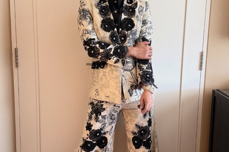 Miss Universe 2025 jadi sorotan setelah beberapa juri, termasuk Omar Harfouch, mundur. Ini daftar juri resmi yang tetap hadir di final.