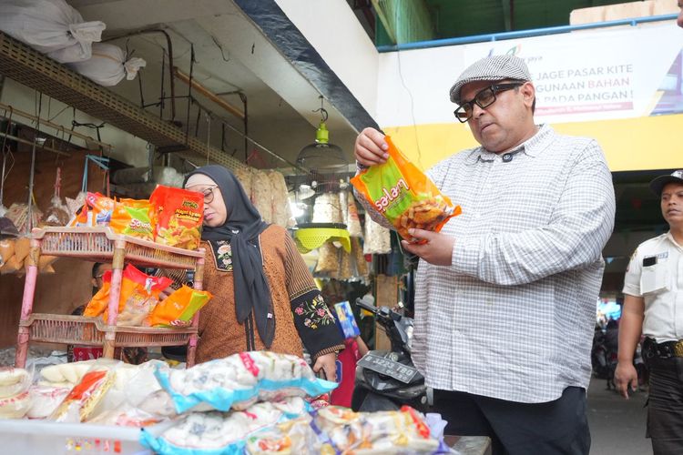  Kepala Badan Penyelenggara Jaminan Produk Halal (BPJPH) Ahmad Haikal Hasan yang turun langsung melakukan inspeksi mendadak (sidak) di Pasar Kramat Jati, Jakarta pada Minggu sore (29/03/2026).
