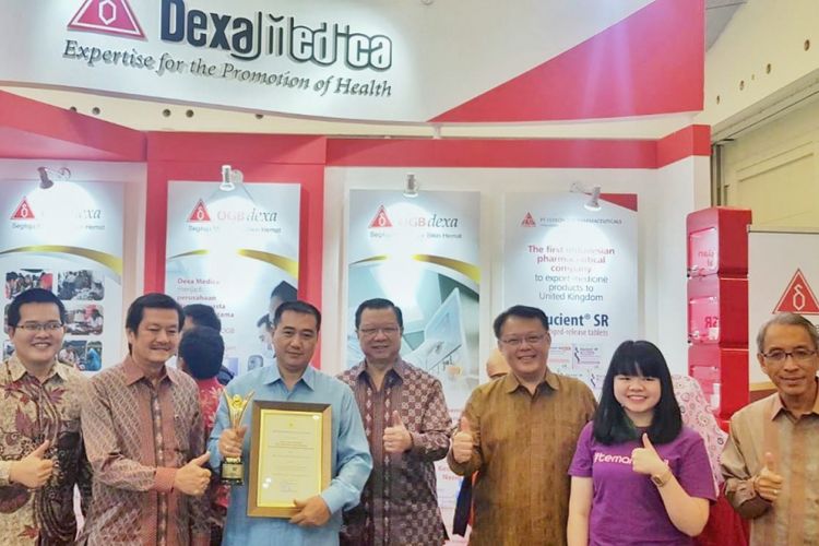 Para direksi dan manajemen Dexa Group berfoto bersama di booth Dexa Medica saat Pameran Pembangunan Kesehatan dan Produk Kesehatan dalam Negeri, Kamis (8/11/2018)