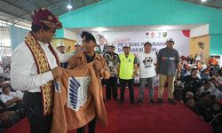 Kenakan Jaket Attack on Titan, Anies Pasang Gestur “Sasageyo”