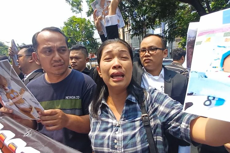 Ibunda Hosea Namora Manullang, Evayanti Marbun, saat hadir dalam penggerudukan di Rumah Sakit Hermina Podomoro, Senin (11/12/2023).