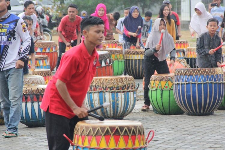Seorang pemuda sedang berlatih memukul alat musik khas Bengkulu, dhol guna mempersiapkan sejumlah festival wisata di Bengkulu (Sumber foto: Humas Pemprov Bengkulu)