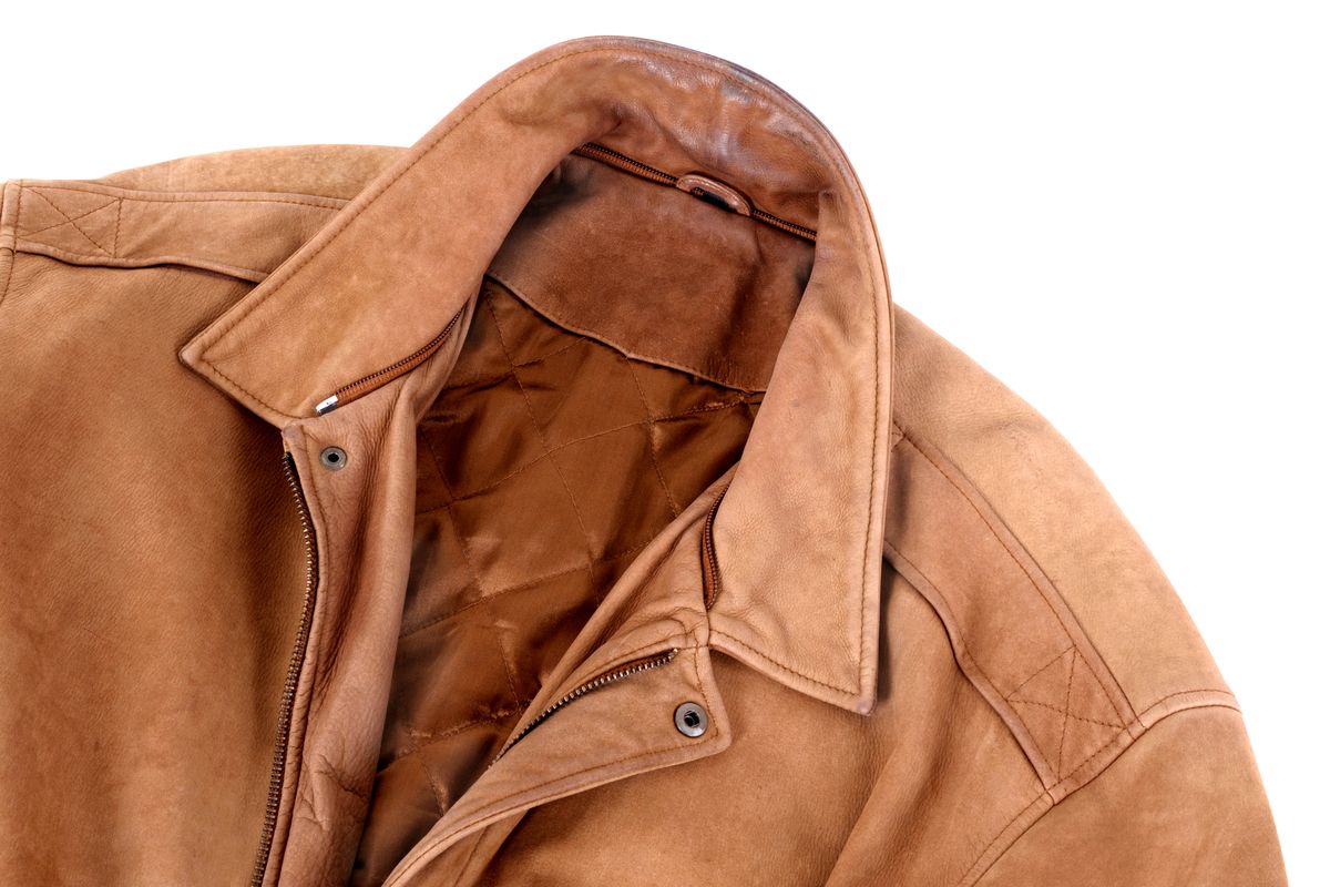 Ilustrasi jaket kulit berwarna coklat.