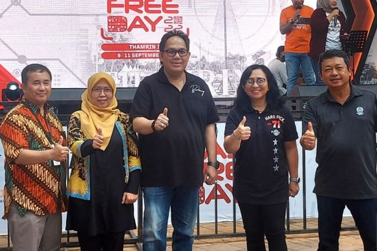 Direktur Utama Bank DKI Fidri Arnaldy (tengah) menghadiri kegiatan Cash Free Day hari kedua di Thamrin 10 Food and Creative Park, Menteng, Jakarta Pusat, Sabtu (10/9/2022). 