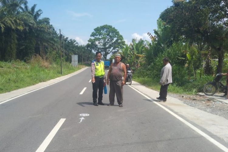 Polisi melakukan olah TKP di jalan umum jurusan Siantar-Saribudolok Km 18-19 tepatnya di simpang Alpukat Huta II Nagori Marjandi Embong, Kecamatan Panombeian Panei, Kabupaten Simalungun, Rabu (21/2/2024).