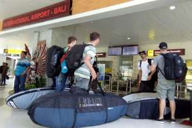 Wisatawan antre masuk terminal domestik bandara Ngurah Rai, Jumat(14/10/2016)