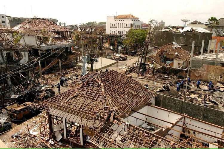 Dua ledakan bom di Kuta di tahun 2002 menewaskan 202 orang termasuk 88 warga negara Australia.