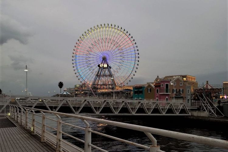 Bianglala raksasa Cosmo World di Minato Mirai, Yokohama, Jepang, Kamis (19/01/2023).