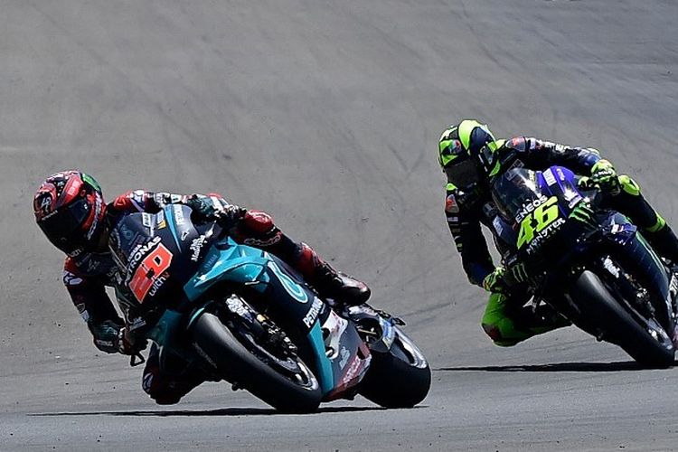 Pebalap Petronas Yamaha SRT, Fabio Quartararo, berduel dengan Valentino Rossi di MotoGP Andalusia, Sirkuit Jerez, Minggu (26/7/2020).