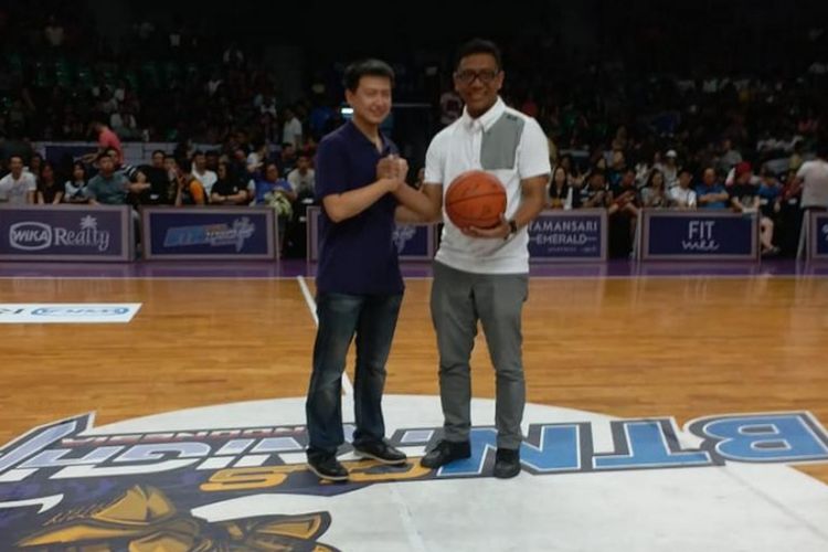 Managing Partner BTN CLS Knights Indonesia Christopher Tanuwidjaja (kiri) dan Independent Director PT Wika Realty Tbk Wahyu Tri Rahmanto (kanan). Wika Realty Tbk apresiasi 10 kali kemenangan berturut-turut BTN CLS Knights Indonesia pada ABL 2018-2019.
