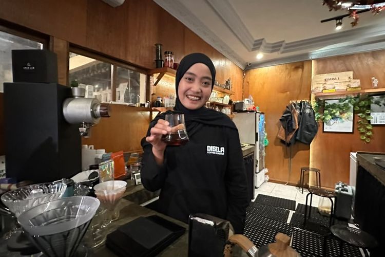 Niat Ngopi Gratis Hingga Jadi Barista Terbaik, Kisah Nova Menyeduh Kopi 10 Jam Sehari