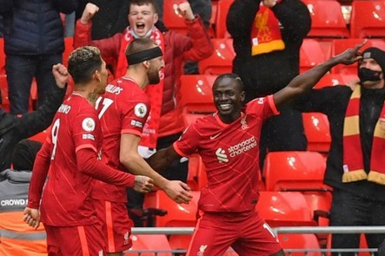 Pemain Liverpool Sadio Mane merayakan gol ke gawang Crystal Palace pada laga pamungkas Liga Inggris di Stadion Anfield, Minggu (23/5/2021) malam WIB.