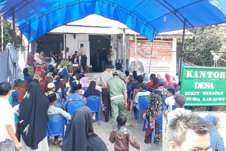 Suasana Pemilihan Kepala Desa di Desa Bukit Harapan, Kecamatan Bua, Kabupaten Luwu, Sulawesi Selatan, warga berbondong-bondong menyalurkan hak suaranya pada Pilkades tersebut, pihak aparat Kepolisian diturunkan untuk menjaga situasi keamanan agar tetap berjalan normal, Rabu (18/09/2019)