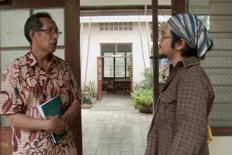 Ramon Y. Tungka berbincang dengan Pak Udin mengenai tempat-tempat bersejarah di rumah pengasingan Bung Karno di Ende.