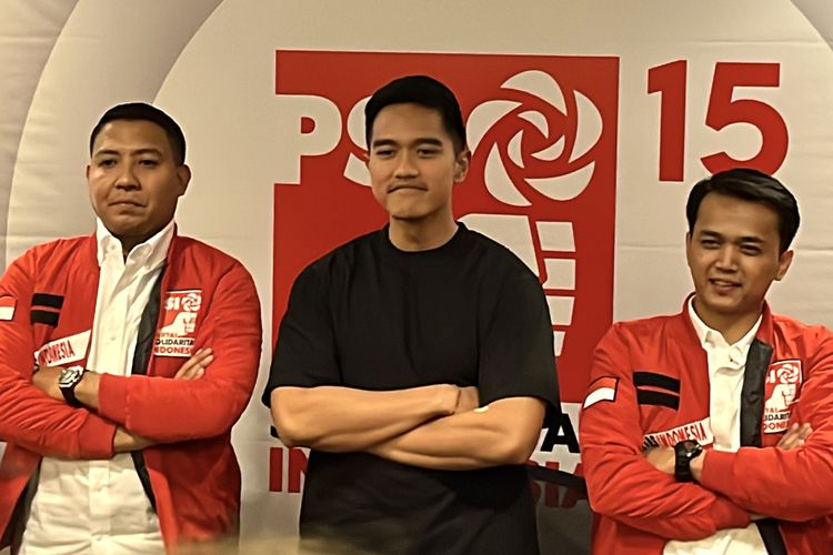 Dua mantan Ketua Presidium Pengurus (PP) Pusat Perhimpunan Mahasiswa Katolik Republik Indonesia (PMKRI), Juventus Prima Yoris Kago dan Benidiktus Papa “log in” atau resmi bergabung dengan Partai Solidaritas Indonesia (PSI), Selasa (17/10/2023). Ketua Umum PSI, Kaesang Pangarep menyambut langsung bergabungnya Juventus dan Benidikstus di kantor Dewan Pimpinan Pusat (DPP) PSI.