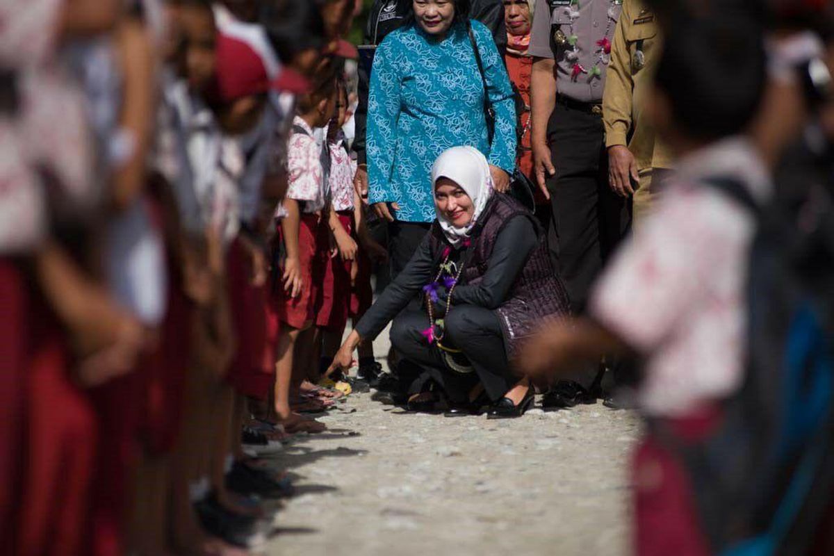 Bupati Luwu Utara Indah Putri Indriani saat berkunjung ke sekolah dasar