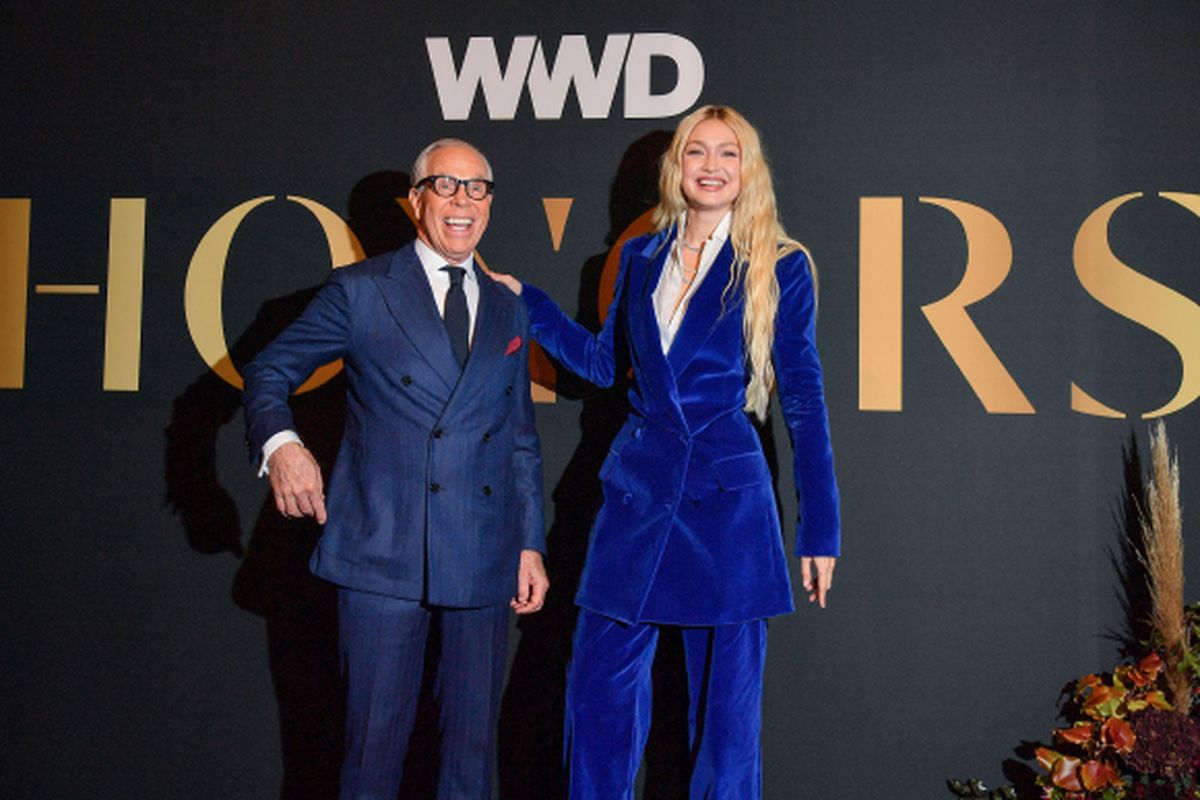 Gigi Hadid memberikan sentuhan jazzy pada power suit yang dikenakannya ketika dia menjadi pembawa acara WWD Honors Awards 2022 beberapa hari yang lalu.