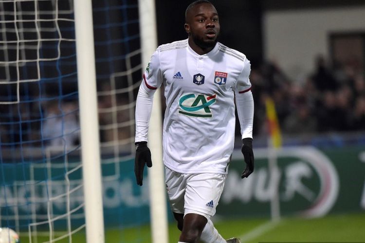 Penyerang Prancis Lyon, Maxwell Cornet, melakukan selebrasi setelah mencetak gol selama pertandingan sepak bola babak 64 besar Piala Prancis antara Bourg-en-Bresse (FBBP) dan Lyon (OL) pada 4 Januari 2020 di Stade Marcel-Verchere Stadium di Bourg-en- Bresse.