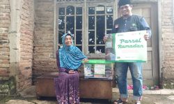 Ekonomi Lesu, Dompet Dhuafa Bagikan Parsel untuk Lansia dan Duafa di Jabodetabek