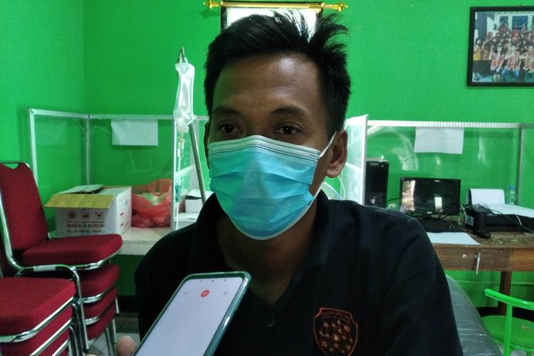 Bagus (32), salah satu korban keracunan makanan di lokasi bencana longsor Dusun Selopuro, Ngetos, Nganjuk, masih dirawat di Puskesmas Ngetos, Jumat (19/2/2021).