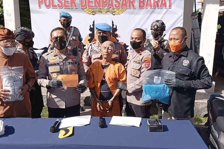 Kapolresta Denpasar Kombes Pol Bambang Yugo Pamungkas, saat memimpin rilis kasus penusukan yang melibatkan dua karyawan RSUP Prof Ngoerah Denpasar di Mapolsek Denpasar Barat pada Kamis (13/10/2022). /Dok.Polresta Denpasar